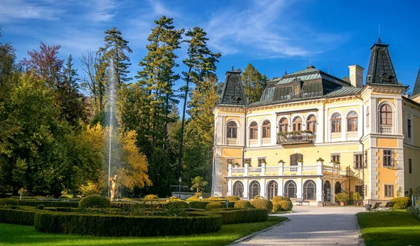 Beautiful Betliar Manor House Its Ornamental Garden — Stock Photo, Image