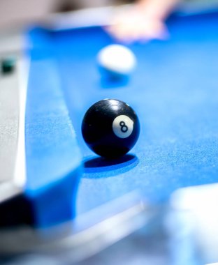 Siyah top saksıya konmaya hazır