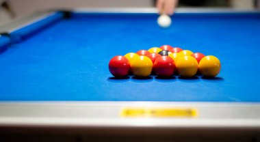 Bilardo topları oyun için hazır.