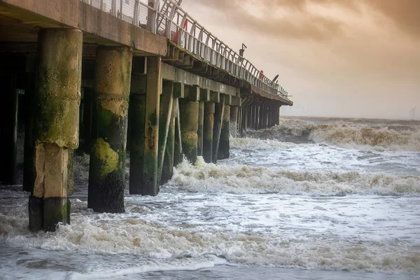 Mar tormentoso golpeando el muelle en Clacton-on-sea, Inglaterra — Foto de Stock