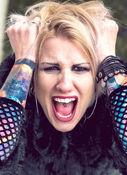 Mulher de estilo punk gritando com piercings e tatuagens — Fotografia de Stock