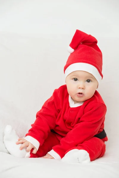 Sept mois bébé fille en robe de Père Noël assis sur un whi — Photo