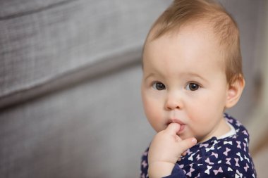 Parmağını ağzına yapışmasını dokuz aylık bebek kız