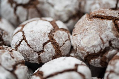 Ev yapımı istasyonlu Krinkıl bisküvi pişirme bir kağıt üzerinde