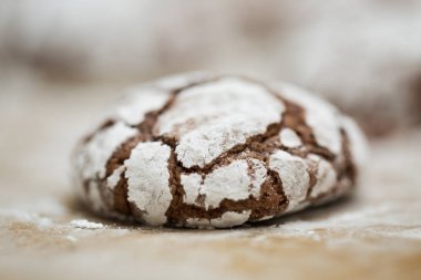 Ev yapımı istasyonlu Krinkıl bisküvi pişirme bir kağıt üzerinde