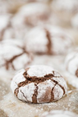 Ev yapımı istasyonlu Krinkıl bisküvi pişirme bir kağıt üzerinde