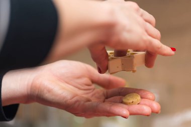 Kadının hazırlanıyor Linzer bisküvi eller