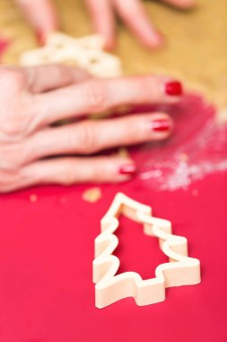 Kadının hazırlanıyor Linzer bisküvi eller