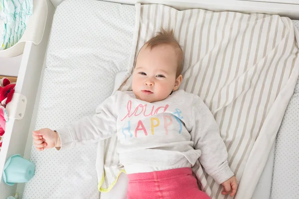 Baby liegt beim Wäschewechsel auf dem Schreibtisch — Stockfoto