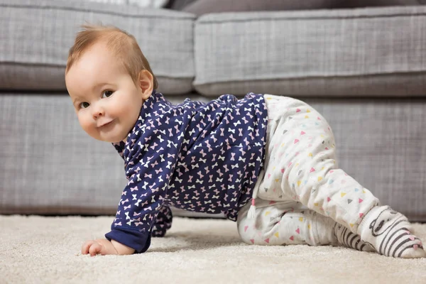 Neun Monate altes Mädchen auf dem Boden bereitet sich auf das Krabbeln vor — Stockfoto