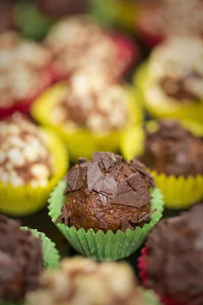 Zelfgemaakte chocolade truffels in een klein papieren zakje — Stockfoto