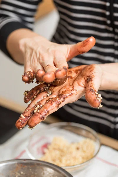 Kadın ona teslim ev yapımı çikolata truffles haddeleme — Stok fotoğraf