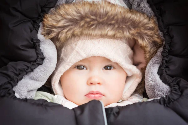 Niña de ocho meses envuelta y vestida de piel e invierno — Foto de Stock