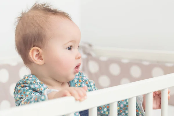 Acht Monate altes Mädchen lutscht die Seite ihres Bettes — Stockfoto