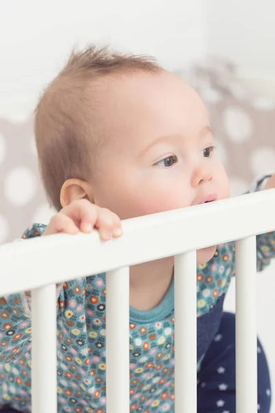 彼女のベッドの側をしゃぶり歳 8 ヵ月の赤ちゃん — ストック写真