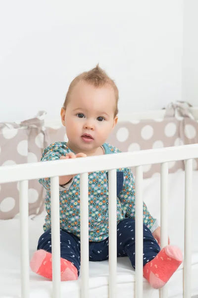 Acht Monate altes Mädchen lutscht die Seite ihres Bettes — Stockfoto