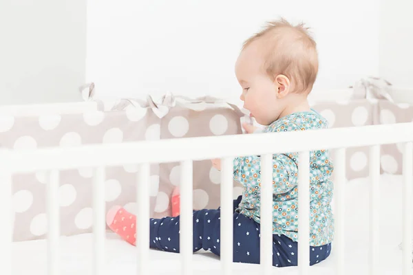 Acht Monate altes Mädchen sitzt in ihrem Bett — Stockfoto