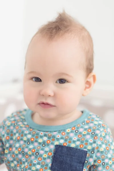 Niña de ocho meses mirando a la cámara — Foto de Stock