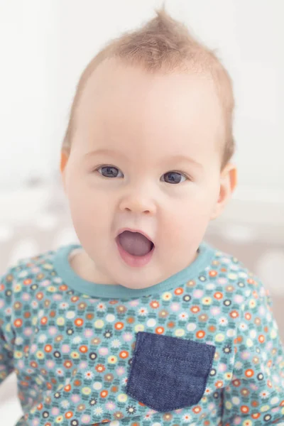 Acht Monate altes Mädchen sitzt in ihrem Bett — Stockfoto