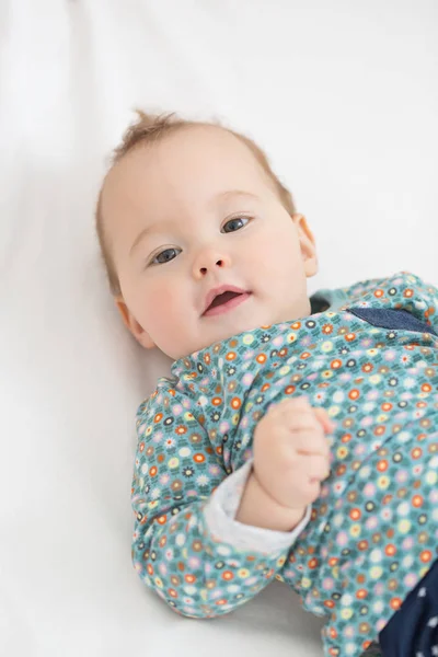 Acht Monate altes Mädchen sitzt in ihrem Bett — Stockfoto