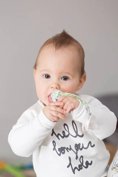Acht Monate altes Mädchen bringt Schnuller in den Mund — Stockfoto