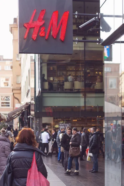 Eingang zum h & m store in der Innenstadt von Zagreb — Stockfoto