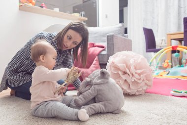 Dokuz aylık bebek kız annesi ile yere oynamaktan