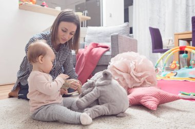 Dokuz aylık bebek kız annesi ile yere oynamaktan