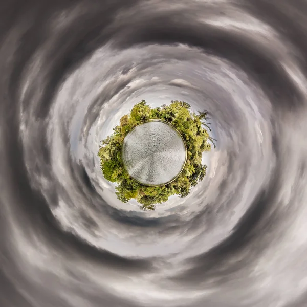 Bulutlu bir günde, kutup için dikdörtgen göl kıyısında 