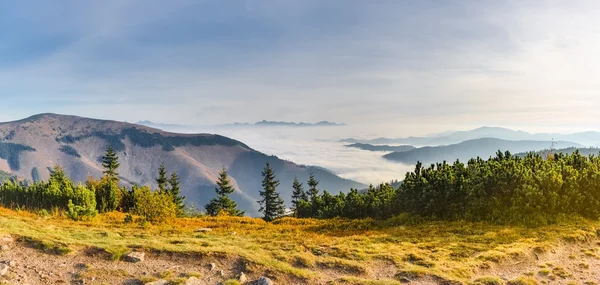 Panoramautsikt över höst väder inversion i bergen — Stockfoto