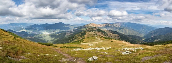 Panorama de increíbles montañas de otoño bajo el cielo azul con nubes —  Fotos de Stock