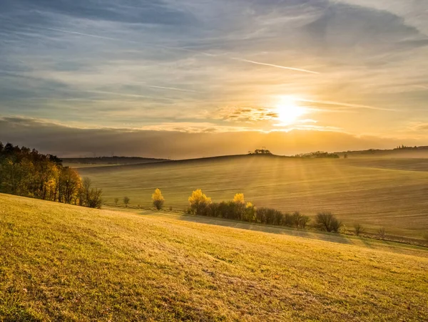 Západ slunce v krásné barevné podzimní krajina — Stock fotografie