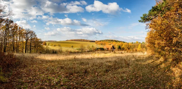 Красивый осенний сельский пейзаж — стоковое фото