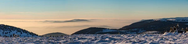 Панорама удивительного горного пейзажа заката зимой — стоковое фото