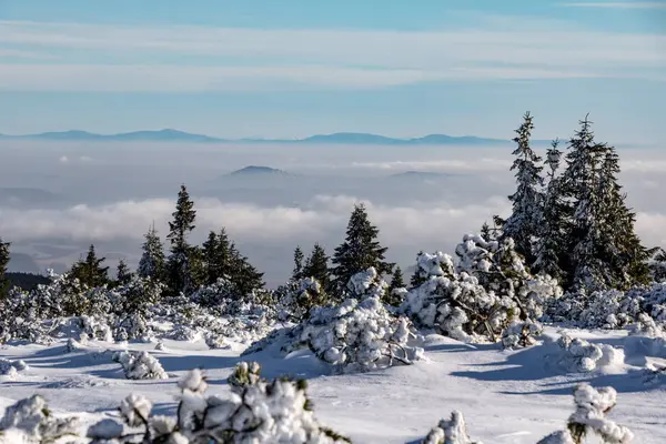 Hiver sur les montagnes nuages bas et vues lointaines — Photo