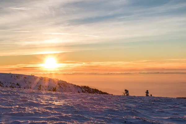 冬天山的日落 — 图库照片