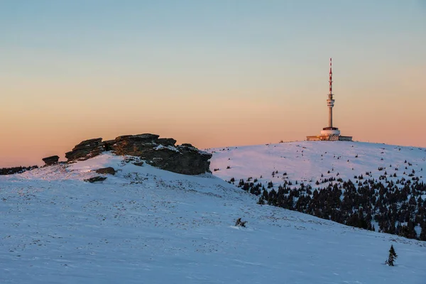 Petters Steine und betete Hügel mit Sender bei Sonnenuntergang — Stockfoto