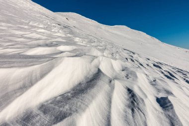 Kar ve mavi gökyüzü arasında kontrast
