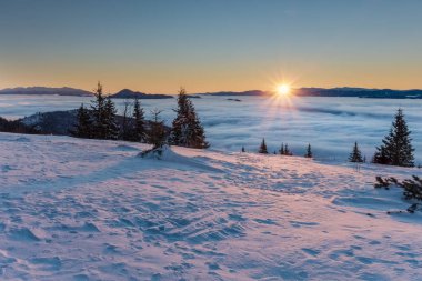 Muhteşem dağ sunrise inversiyon düşük bulutların üstünde