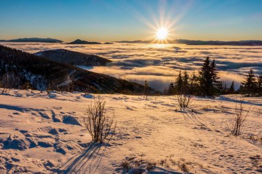 Dağ sunrise düşük bulutların üstünde