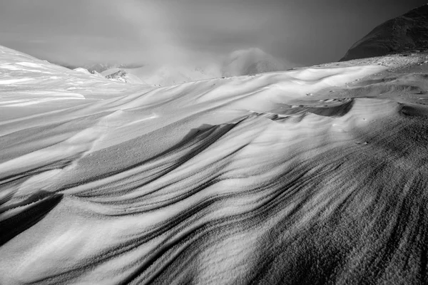 Neige formée par le vent sur la crête de montagne — Photo