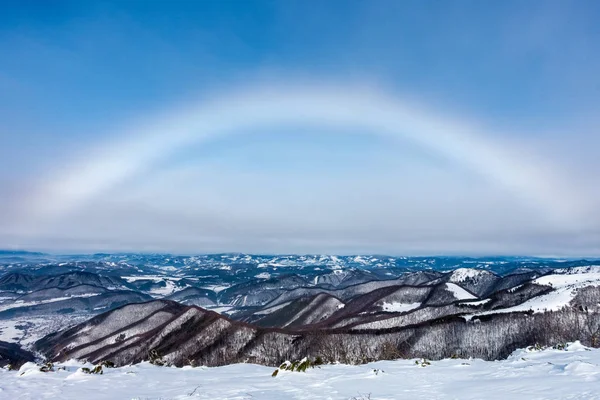 白色雾蒙蒙的彩虹-罕见的大气现象 — 图库照片