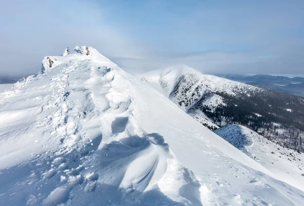 冬天的雪山脊 — 图库照片