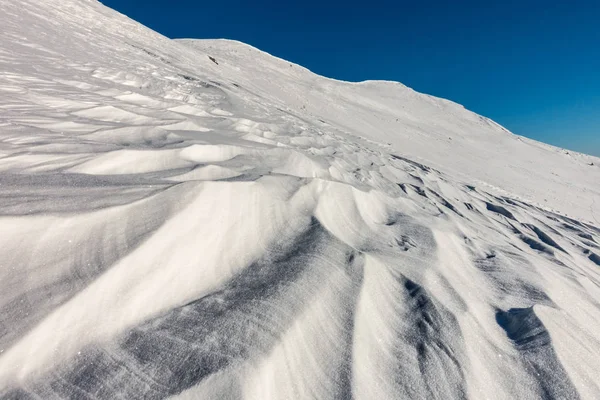 Kontrast zwischen Schnee und blauem Himmel — Stockfoto