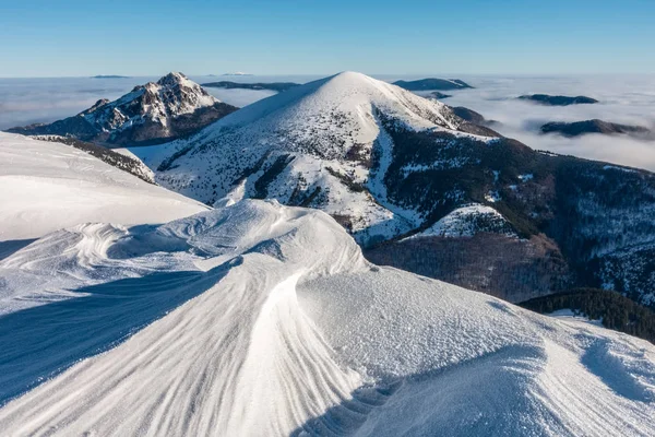 Increíble vista de invierno hacia las colinas Big Rozsutec y Stoh —  Fotos de Stock