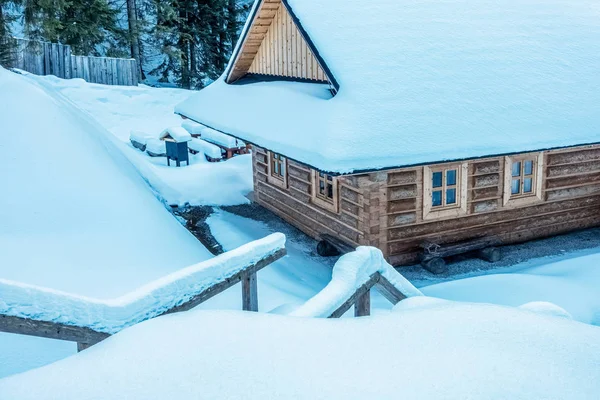 Karlı ahşap yazlık