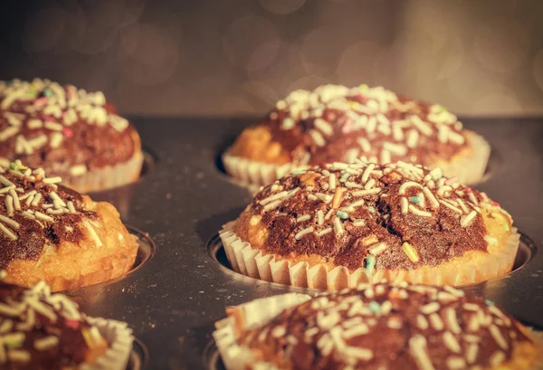 Pečené sladké zdobené domácí muffins v retro barvách — Stock fotografie