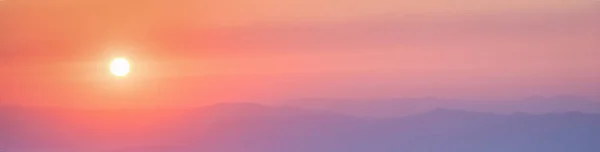 Incroyable paysage de montagne panoramique au coucher du soleil — Photo