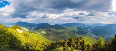 Muhteşem bahar dağlık manzara Panoraması
