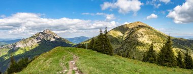 Panoramik manzaralı küçük Fatra Hills iki tipik tepeleri